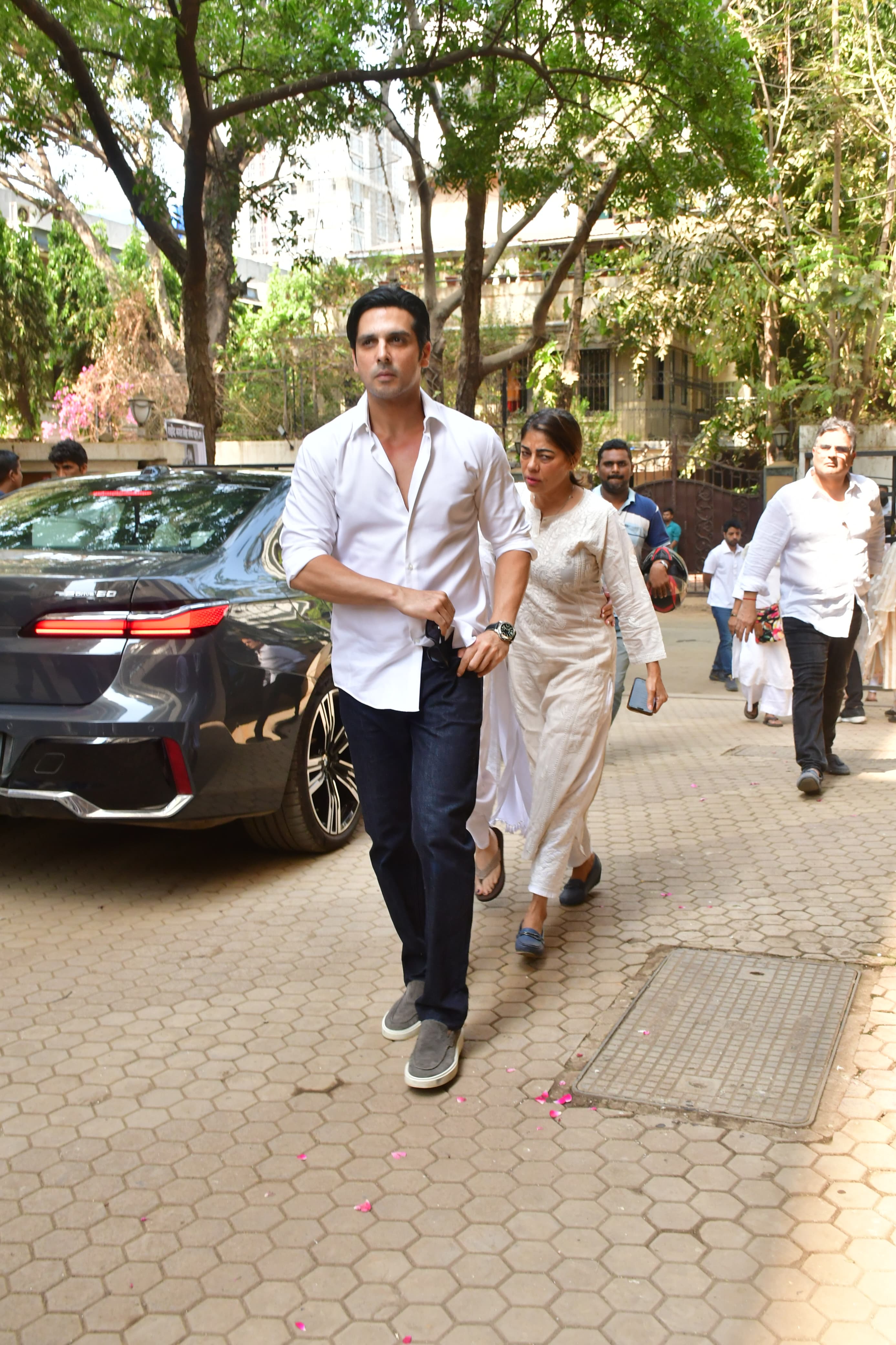 Zayed Khan visits Manoj Kumar's residence