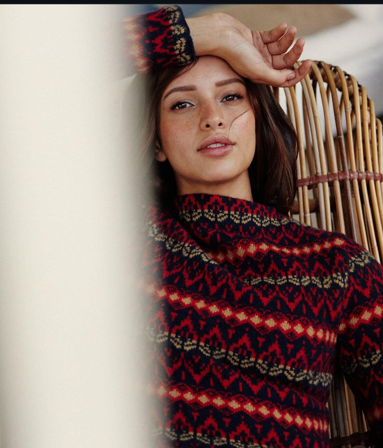 Triptii Dimri in sweater