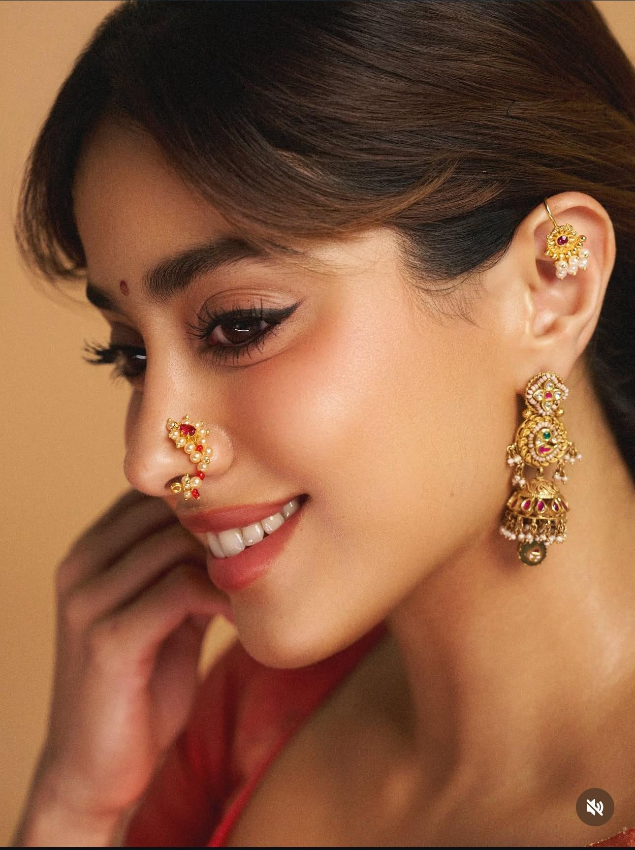 Janhvi Kapoor in Maharashtrian Nose Pin Look