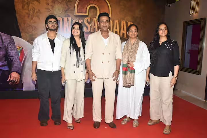 Ravi Kishan and family