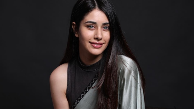 hira warina shuts all trolls with grace