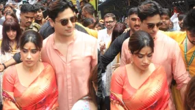 janhvi kapoor looks uncomfortable while worshipping Lalbaugcha Maharaj