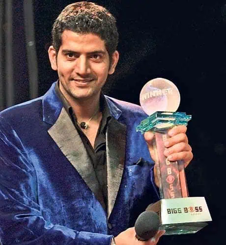Ashutosh Kaushik With His Bigg Boss 2 Trophy