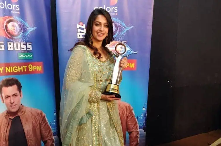 Dipika Kakar With Her Bigg Boss 12 Trophy
