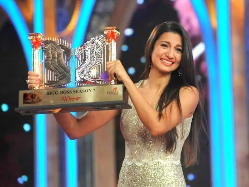 Gauahar Khan With Her Bigg Boss 7 Trophy
