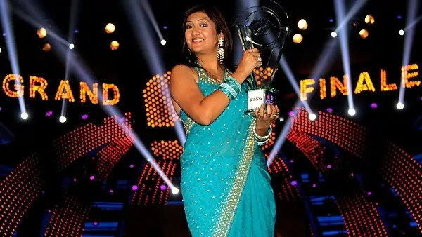 Juhi Parmar With Her Bigg Boss 5 Trophy