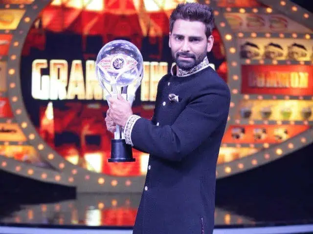 Manveer Gurjar With His Bigg Boss 10 Trophy