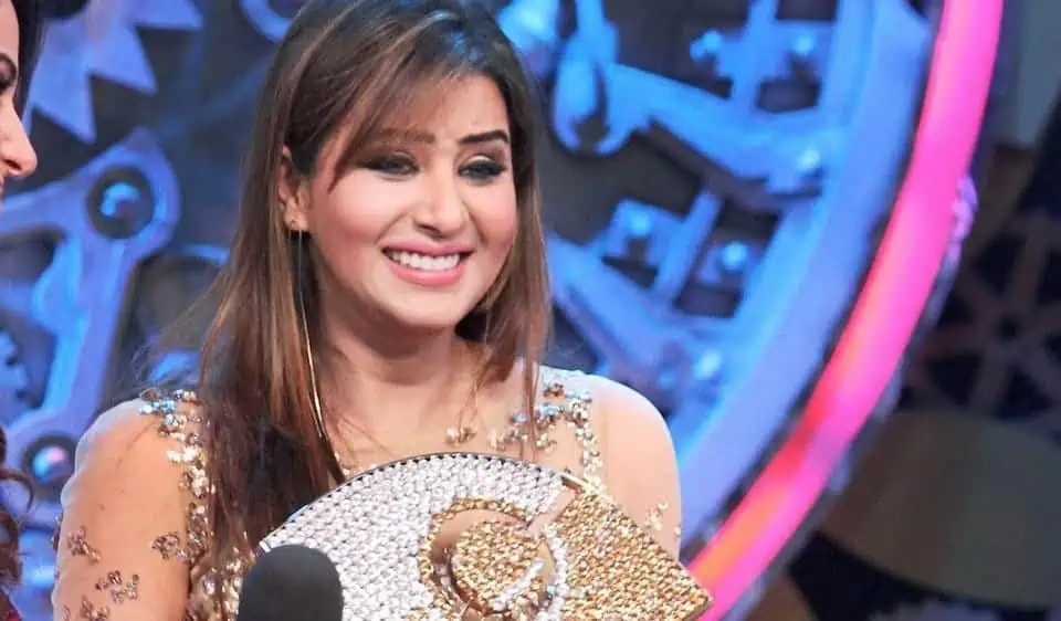 Shilpa Shinde With Her Bigg Boss 11 Trophy