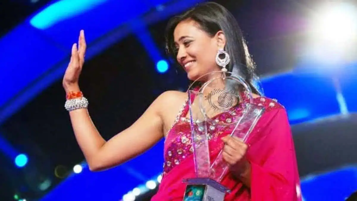 Shweta Tiwari With Her Bigg Boss 4 Trophy