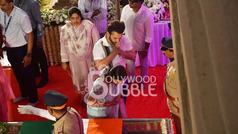 Rahul Vaidya pays his last respects