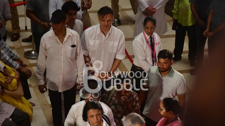 Vivek Oberoi pays last tributes