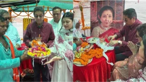 Zanai Bhosle Breaks Down During Asha Bhosle's Ashes Immersing