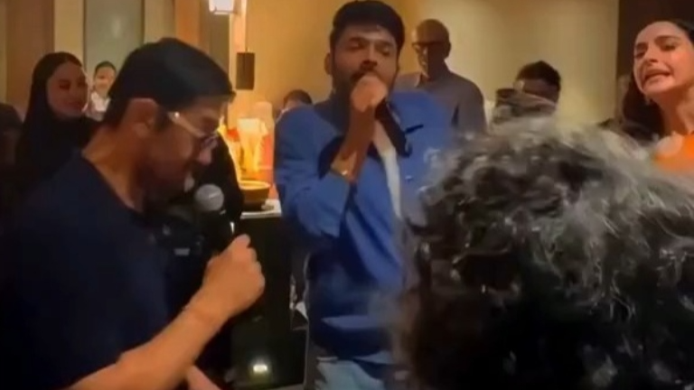 Aamir Khan Sings Aati Kya Khandala At Daadi Ki Shaadi Screening