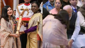 Alka Yagnik Touches PM Narendra Modi's Feet, Greets Him With Folded Hands